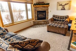 Smart TV, fireplace, DVD player, books - 5th Fairway Retreat- Hot Tub-Views-Golf Course (Red Lodge)