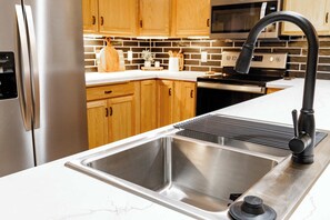 Réfrigérateur, four à micro-ondes, un four, surface de cuisson