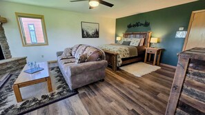 Smart TV, fireplace, DVD player, books - 5th Fairway Retreat- Hot Tub-Views-Golf Course (Red Lodge)