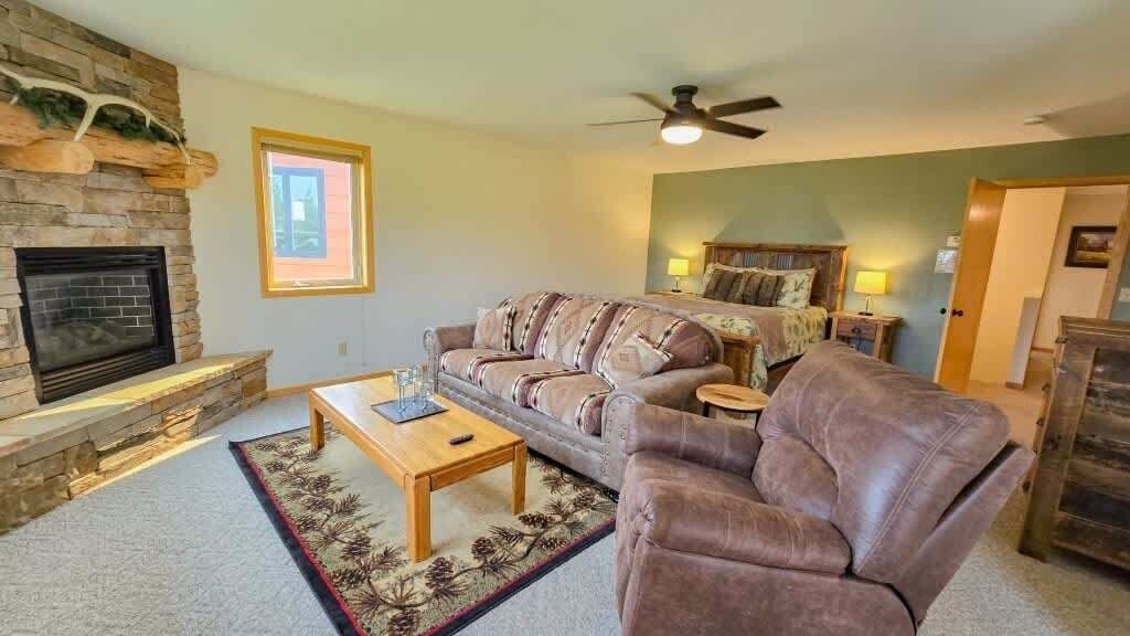 تلفزيون ذكي، مدفأة، مشغل دي في دي، كُتُب