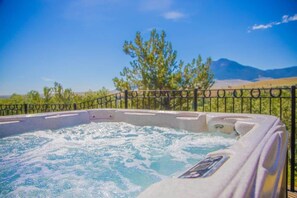 Tina de hidromasaje al aire libre