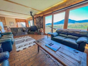Smart-TV, Kamin, DVD-Player, Bücher