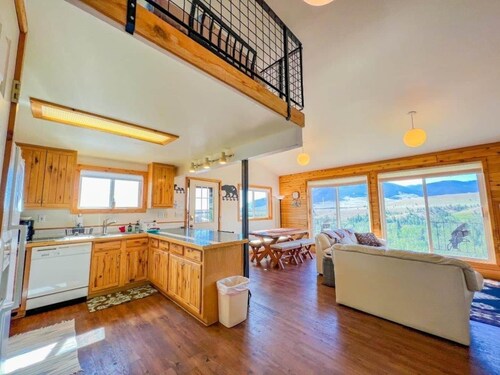 Incredible Views - Sleeps 19 People- Perfectly Situated Between Red Lodge Mountain and Downtown!