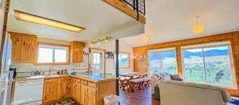 Incredible Views - Sleeps 19 People- Perfectly Situated Between Red Lodge Mountain and Downtown!