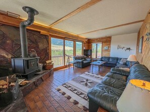 Smart TV, chimenea, libros y oficina 