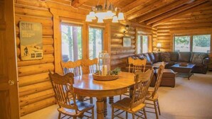 Dining - Bison Turf- Hot Tub-Views - Close to Downtown (Red Lodge)