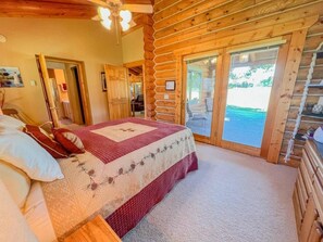 3 bedrooms, desk, iron/ironing board, free WiFi - Amazing Log Cabin Close to Town with two kitchens and two living rooms (Red Lodge)