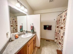 Dusche, Haartrockner, Handtücher, Seife