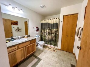 Shower, hair dryer, towels, soap - Black Bear Den- Mountain Views - Close to Downtown (Red Lodge)
