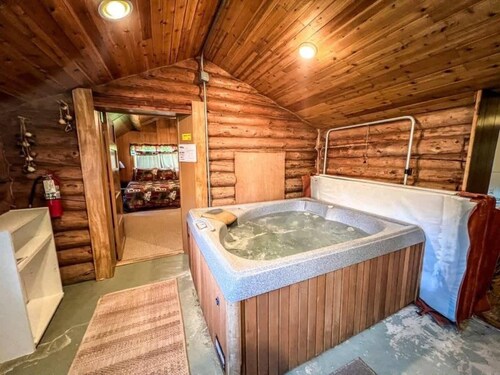 Brown Bear Lodge-In Town-Hot Tub-Pet Friendly