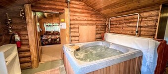 Brown Bear Lodge-In Town-Hot Tub-Pet Friendly