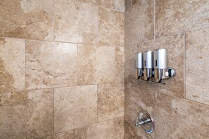 Combined shower/tub, hair dryer, towels, soap - The Bucking Moose (#08) Rabbit Room King Suite in West Yellowstone, 1 min to Yellowstone! (West Yellowstone)