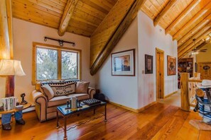 TV, peis, DVD-spiller og bøker