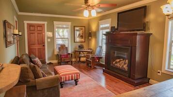 Smart TV, chimenea, reproductor de DVD, libros