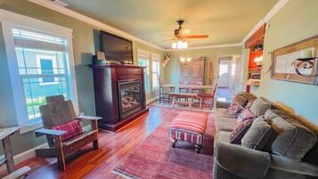 Smart TV, chimenea, reproductor de DVD, libros