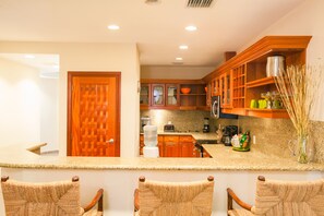 Een koelkast, een magnetron, een kookplaat, een vaatwasser