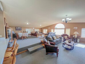 TV connectée, lecteur de DVD, chaîne hi-fi, espaces bureaux