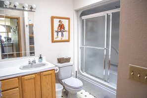 Séchoir à cheveux, serviettes fournies, savon, shampooing