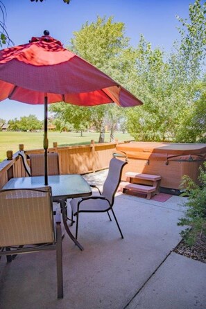 Outdoor dining - Mountain View Lodge-Hot Tub-Views-Close to Town (Red Lodge)