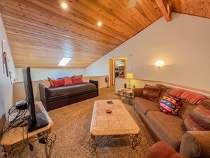 Smart TV, chimenea, reproductor de DVD y oficina 
