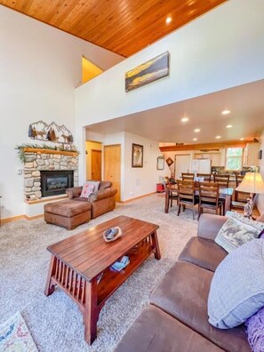 スマートテレビ、暖炉、DVD プレーヤー、書斎 / ワークスペース