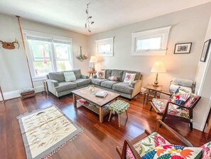 تلفزيون ذكي، مشغل دي في دي، كُتُب، مكتب