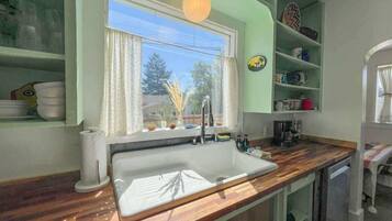 Coffee/tea maker, fridge, microwave, oven
