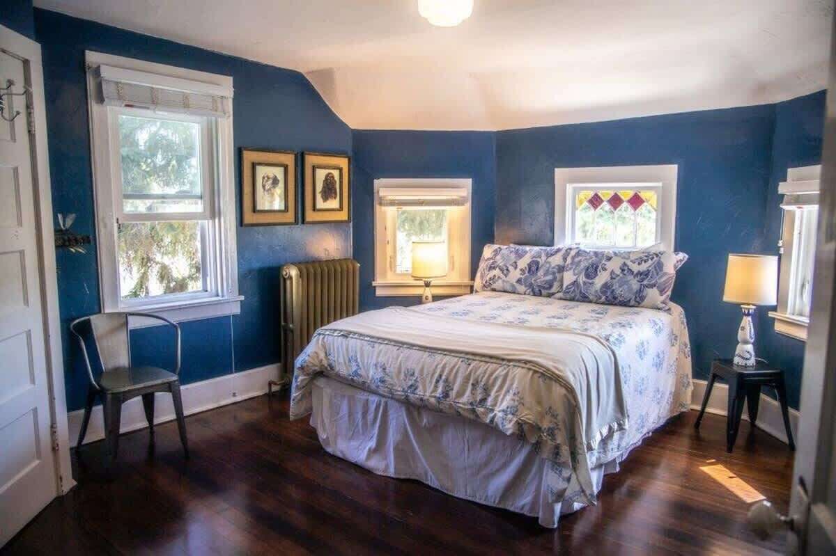 3 quartos, ferros/tábuas de passar roupa, berço de viagem