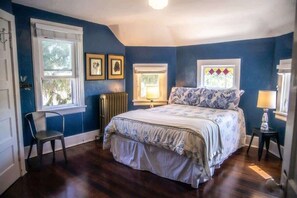 3 quartos, ferros/tábuas de passar roupa, berço de viagem