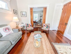 Smart-TV, bøker og kontorer