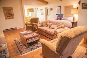 TV, fireplace, DVD player, books - Tranquility- Rural Cabin (Red Lodge)