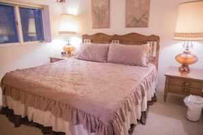 2 bedrooms, iron/ironing board, bed sheets - Tranquility- Rural Cabin (Red Lodge)