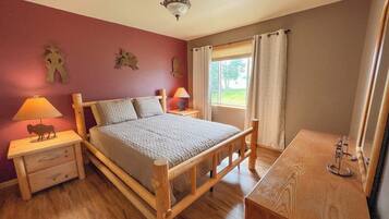 3 bedrooms, desk, iron/ironing board, free WiFi