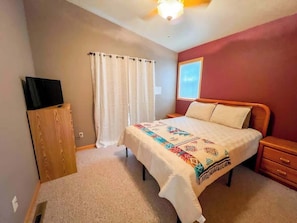 3 bedrooms, desk, iron/ironing board, free WiFi