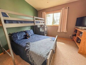 3 bedrooms, desk, iron/ironing board, free WiFi