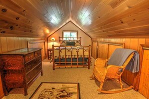 4 bedrooms, iron/ironing board, WiFi, bed sheets - Creekside Wolf Cabin- On The River- Close to Town (Red Lodge)
