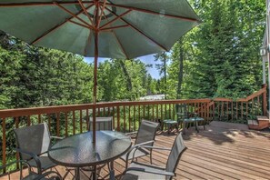 Outdoor dining - Creekside Wolf Cabin- On The River- Close to Town (Red Lodge)