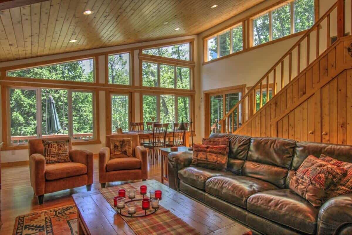 Televisión, chimenea, reproductor de DVD y oficina 