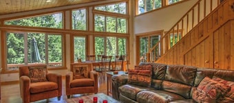 Creekside Wolf Cabin- On The River- Close to Town