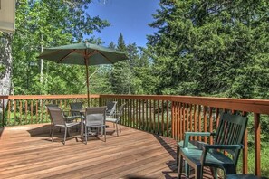 Outdoor dining - Creekside Wolf Cabin- On The River- Close to Town (Red Lodge)