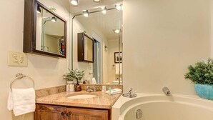 Bathroom - Chalet 141 - Pet Friendly, Wooded Views + Big Canoe Community Access (Jasper)