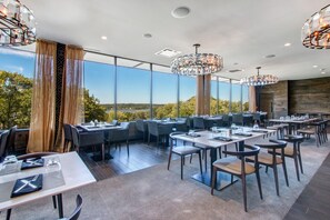 Dining - Condo in Lake Geneva with Fireplace & Fast WiFi (Lake Geneva)