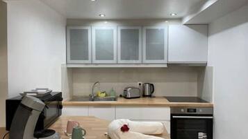 Een koelkast, een microgolfoven, een oven, een kookplaat