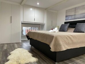 1 habitación, tabla de planchar con plancha, cuna de viaje y wifi 