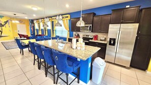 Fridge, microwave, oven, stovetop - Gru's Minions Villain Home and Theater Pool Resort (Davenport)