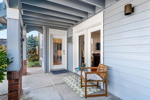 08 Lodge, Downtown, AC, Ground Floor, Hood River!