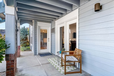 08 Lodge, Downtown, AC, Ground Floor, Hood River!