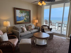 Smart TV, lettore DVD, tavolo da calcetto, tavolo da ping pong