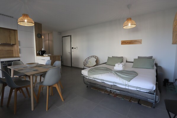 Iron/ironing board, free WiFi, bed sheets