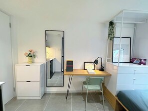 Habitación estándar doble | Decoración individual, mobiliario individual, escritorio